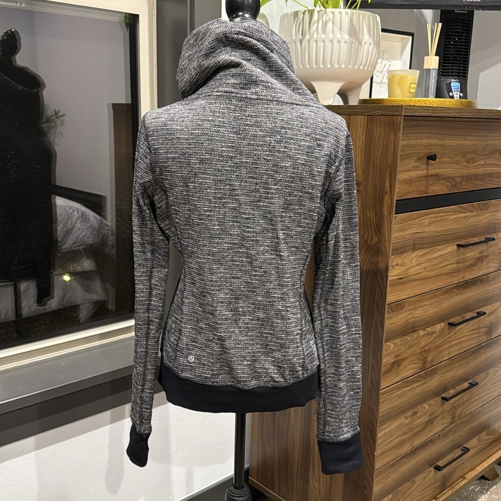 EUC Lululemon Jacket 10 - Picture 2 of 6